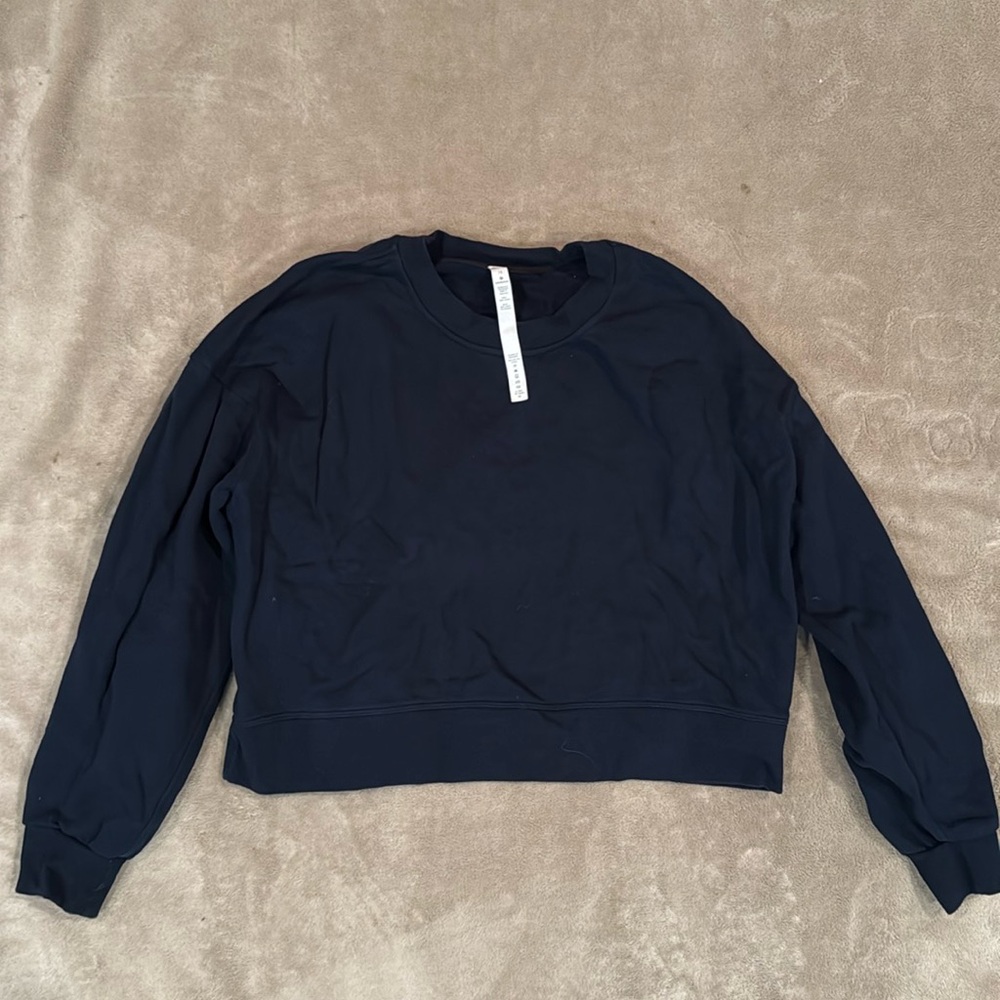 Lululemon true navy cropped perfectly oversized sweatshirt size 10!